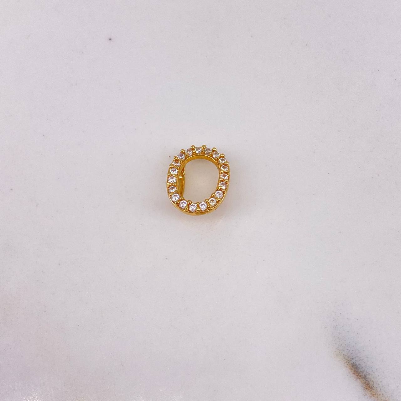 Dije Letra O 0.45gr / 0.9cm / Circones Blancos Oro Amarillo 18K $