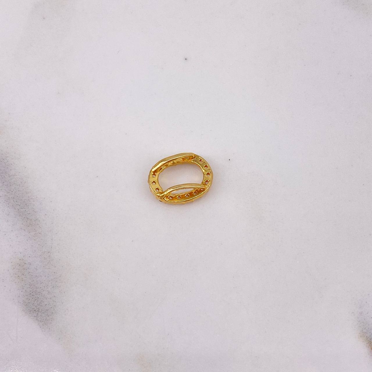 Dije Letra O 0.45gr / 0.9cm / Circones Blancos Oro Amarillo 18K $