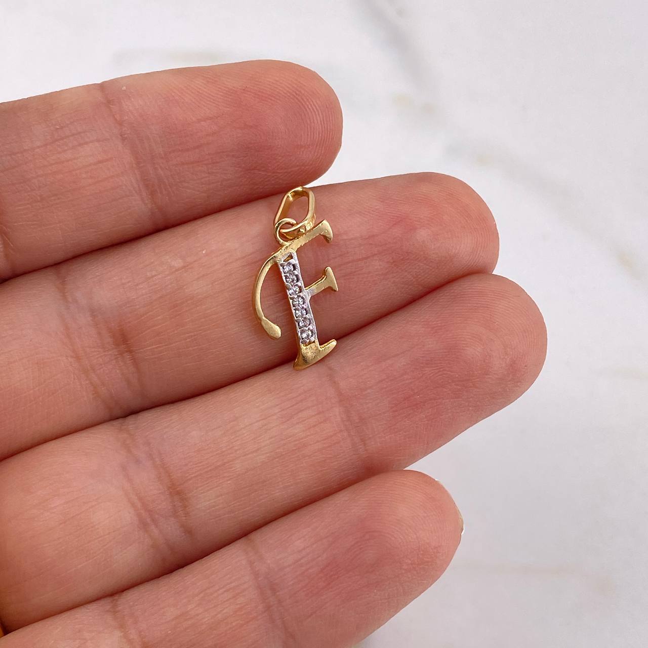 Dije Letra F 0.75gr / 2cm / Circones Blancos Oro Amarillo 18K $