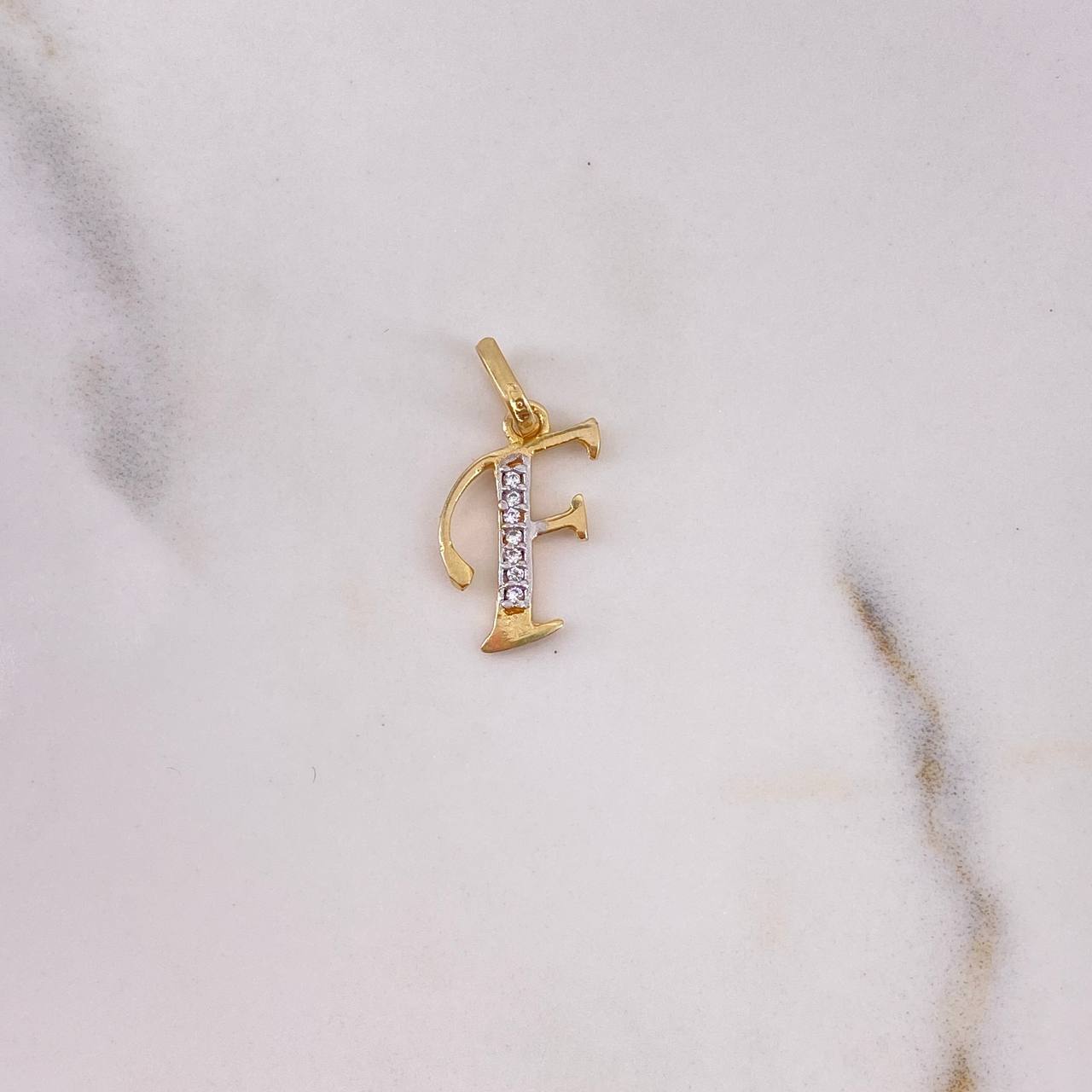 Dije Letra F 0.75gr / 2cm / Circones Blancos Oro Amarillo 18K $