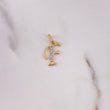Dije Letra F 0.75gr / 2cm / Circones Blancos Oro Amarillo 18K $