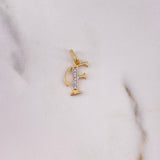Dije Letra F 0.75gr / 2cm / Circones Blancos Oro Amarillo 18K $