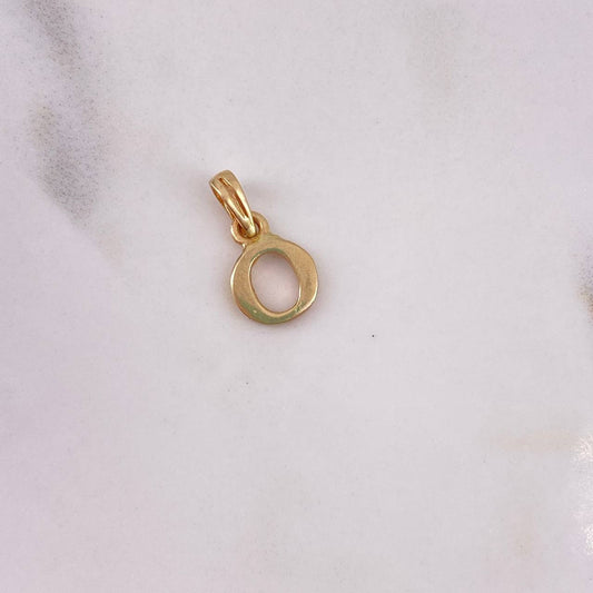 Dije Letra O 0.6gr / 1.3cm / Liso Oro Amarillo 18K $