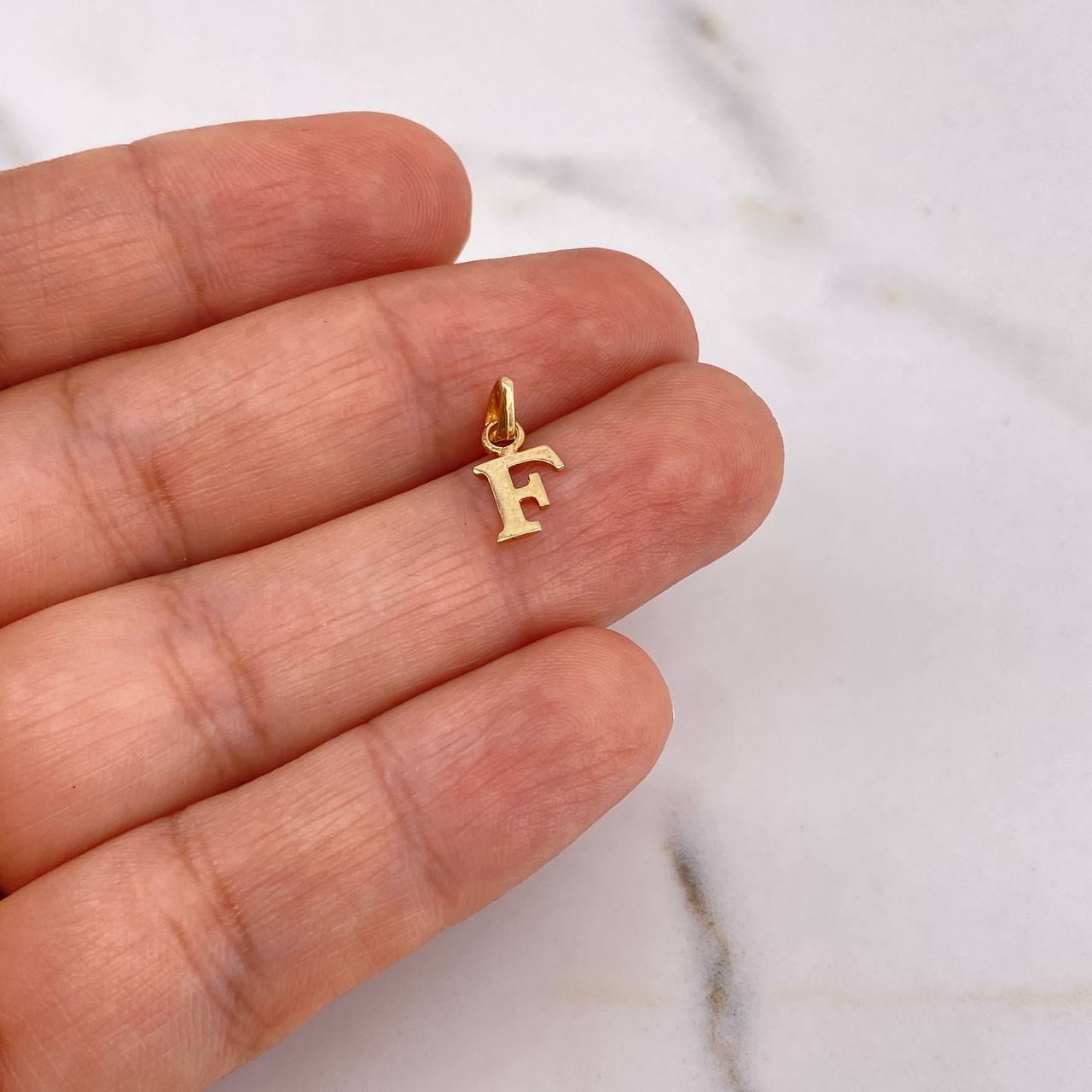 Dije Letra F 0.4gr / 1.4cm / Liso Oro Amarillo 18K #