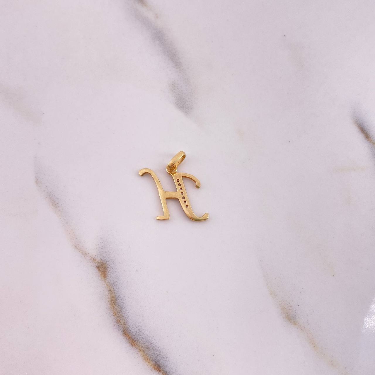 Dije Letra H 0.85gr / 2cm / Circones Blancos Oro Amarillo 18K $
