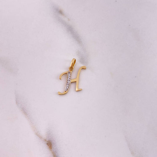 Dije Letra H 0.85gr / 2cm / Circones Blancos Oro Amarillo 18K $
