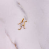Dije Letra H 0.85gr / 2cm / Circones Blancos Oro Amarillo 18K $