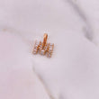 Dije Letra M 1.7gr / 1.4cm / Circones Blancos Oro Rosa 18K $