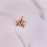 Dije Letra M 1.7gr / 1.4cm / Circones Blancos Oro Rosa 18K $
