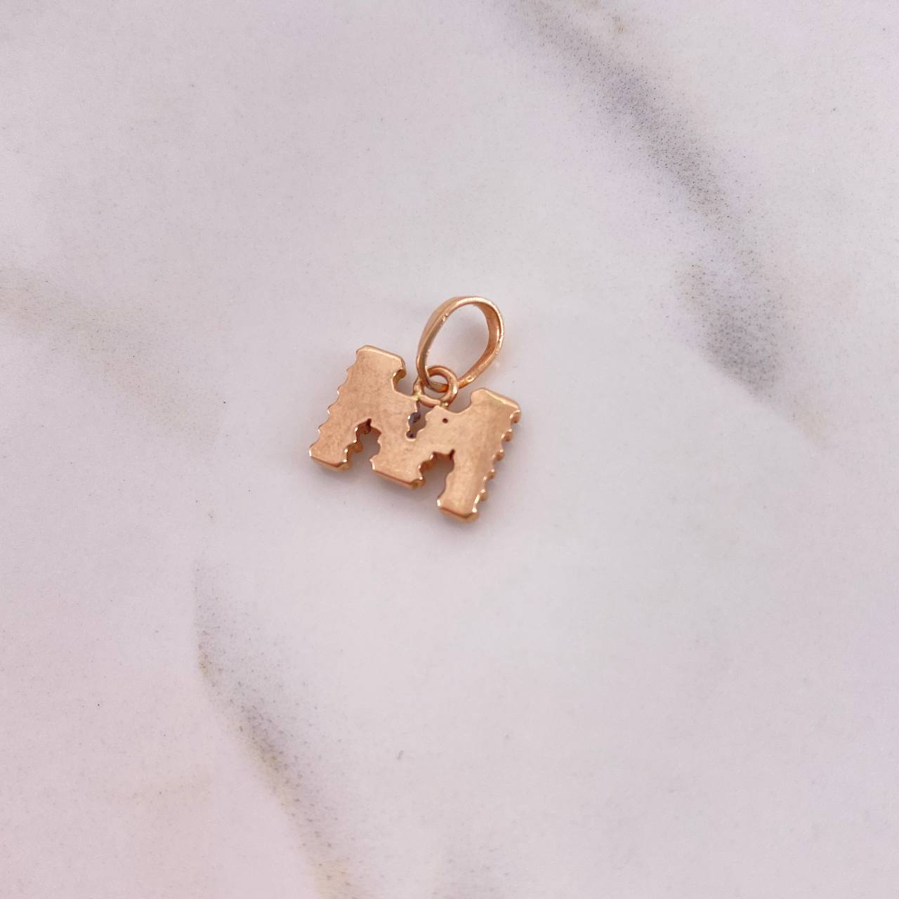 Dije Letra M 1.7gr / 1.4cm / Circones Blancos Oro Rosa 18K $