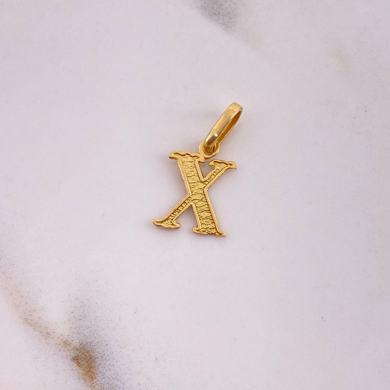 Dije Letra X 0.4gr / 1.7cm / Texturizado Oro Amarillo 18K #