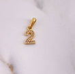 Dije Numero 2 0.85gr / 1.8cm / Circones Blancos Oro Amarillo 18K $