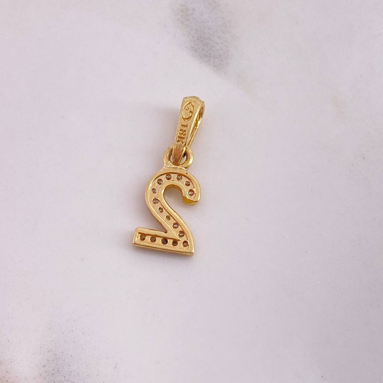 Dije Numero 2 0.85gr / 1.8cm / Circones Blancos Oro Amarillo 18K $