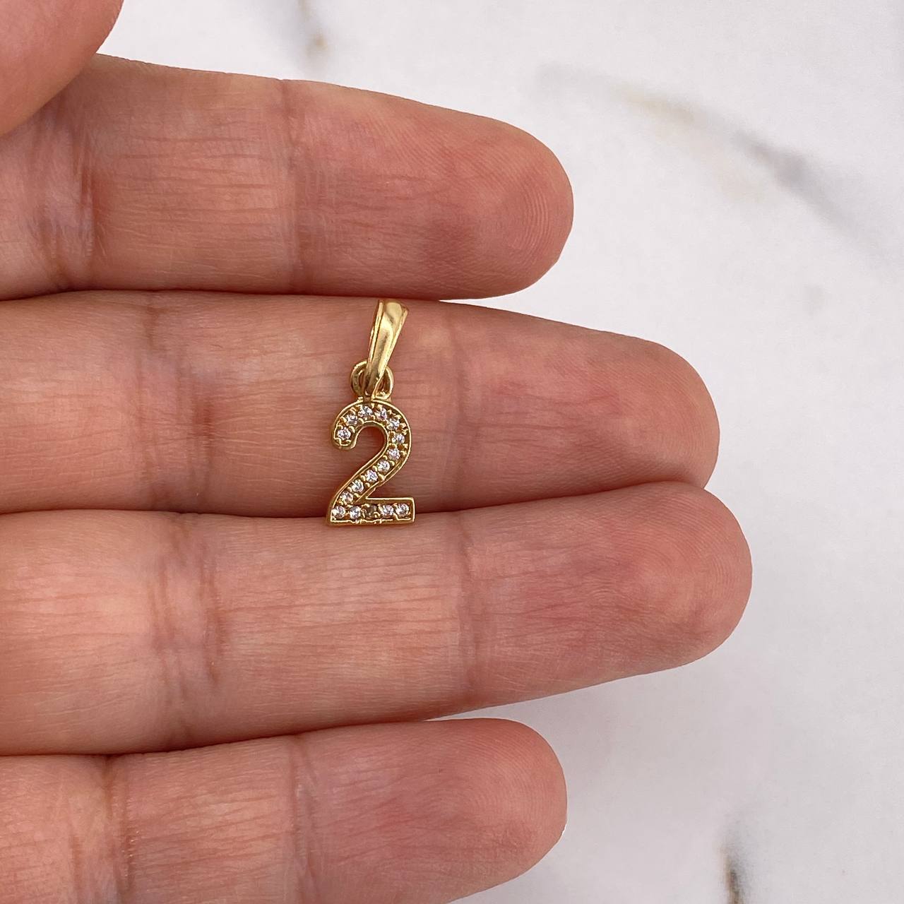 Dije Numero 2 0.85gr / 1.8cm / Circones Blancos Oro Amarillo 18K $
