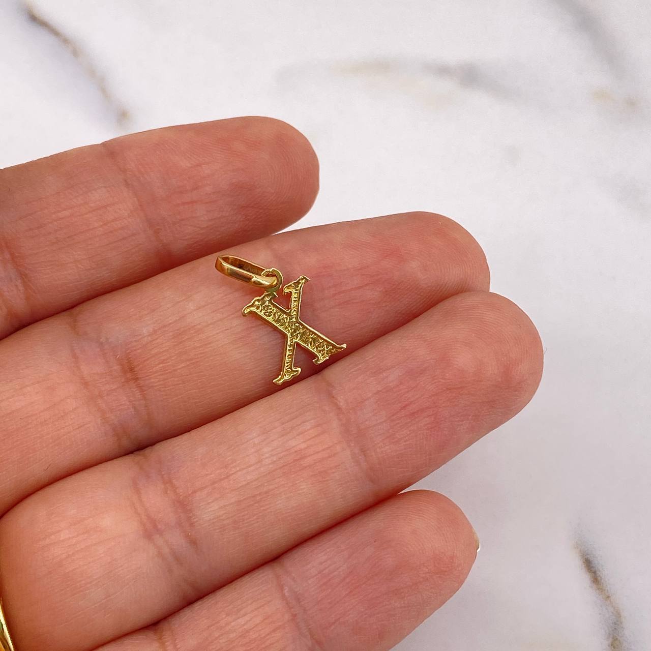 Dije Letra X 0.4gr / 1.7cm / Texturizado Oro Amarillo 18K #