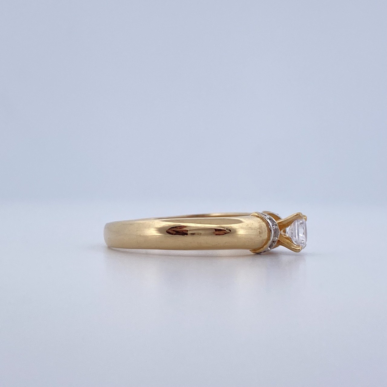 Anillo Solitario 2.6gr / T7 1/2 / Tres Oros 18K &