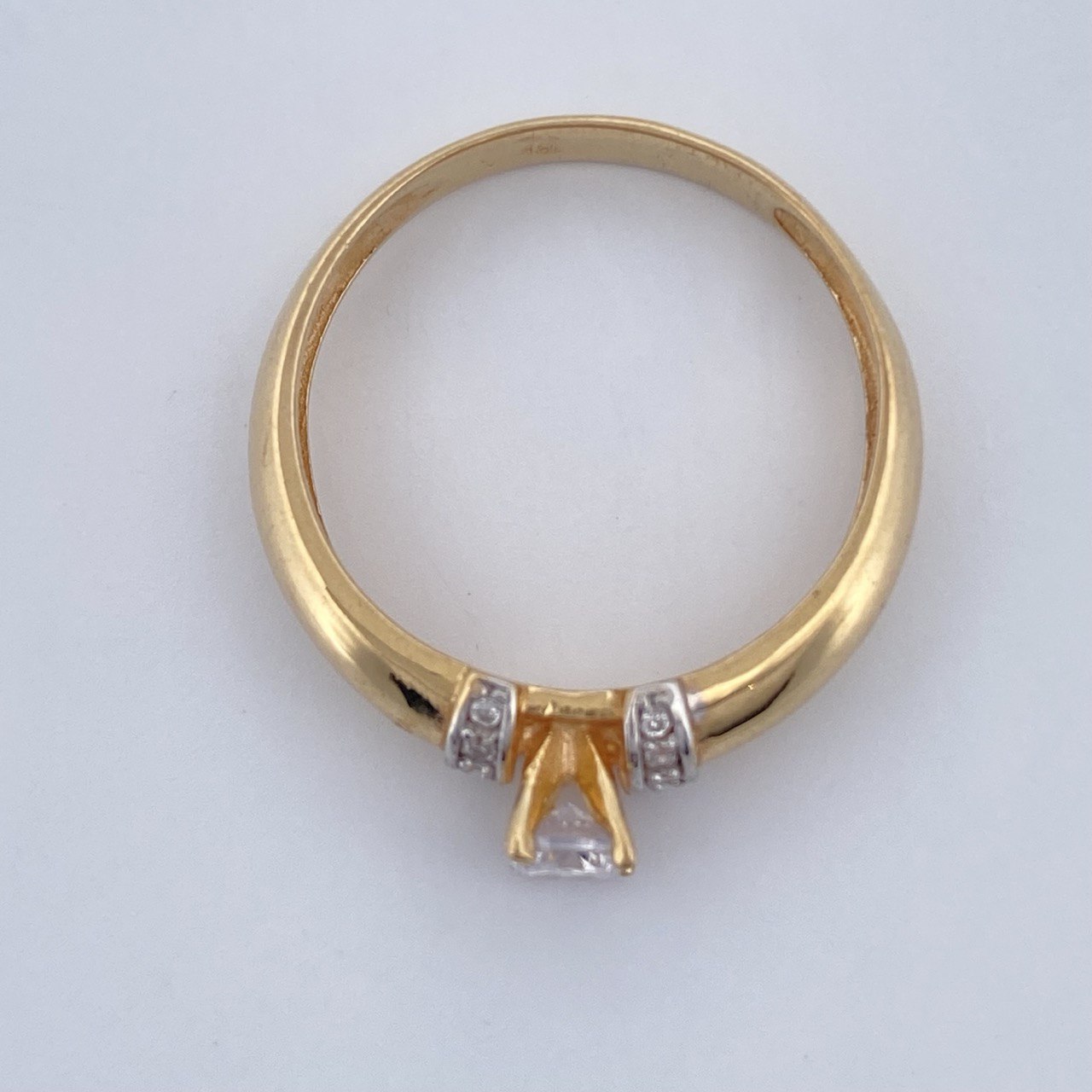 Anillo Solitario 2.6gr / T7 1/2 / Tres Oros 18K &