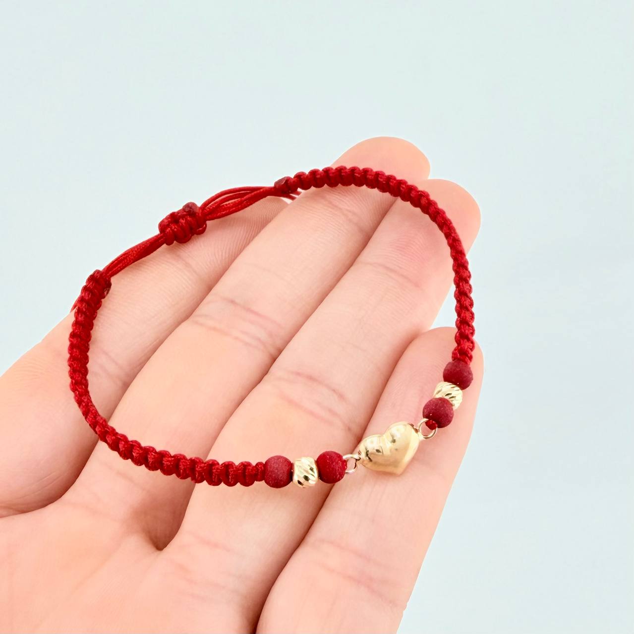 Pulsera Tejida Roja Corazón Bolas Diamantadas Oro Amarillo 18K