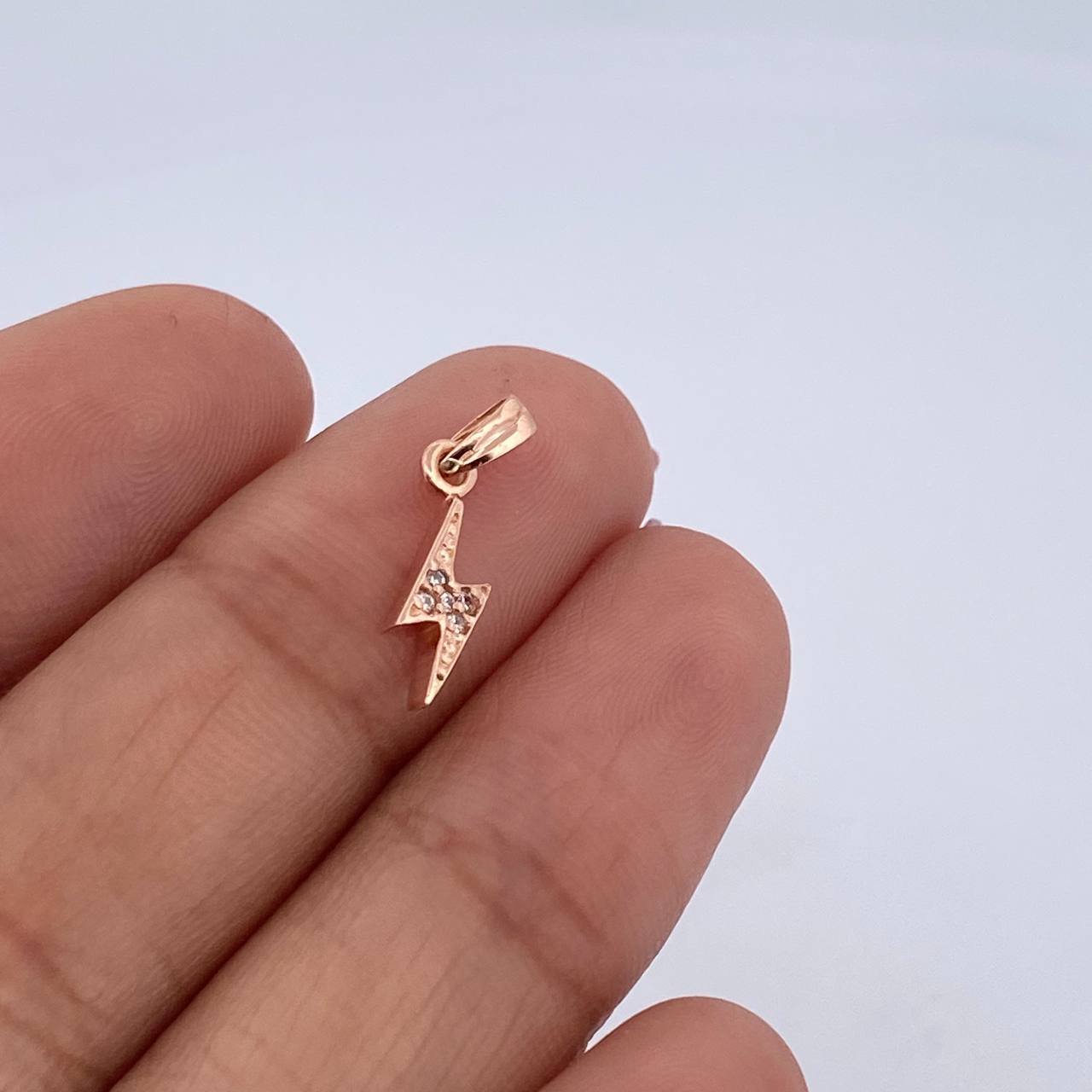 Dije Rayo 0.55gr / 1.7cm / Circones Blancos Oro Rosa 18K &