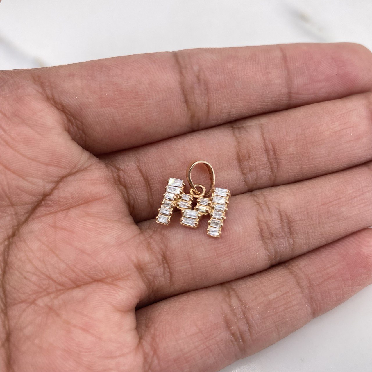 Dije Letra M 1.7gr / 1.4cm / Circones Blancos Oro Rosa 18K $