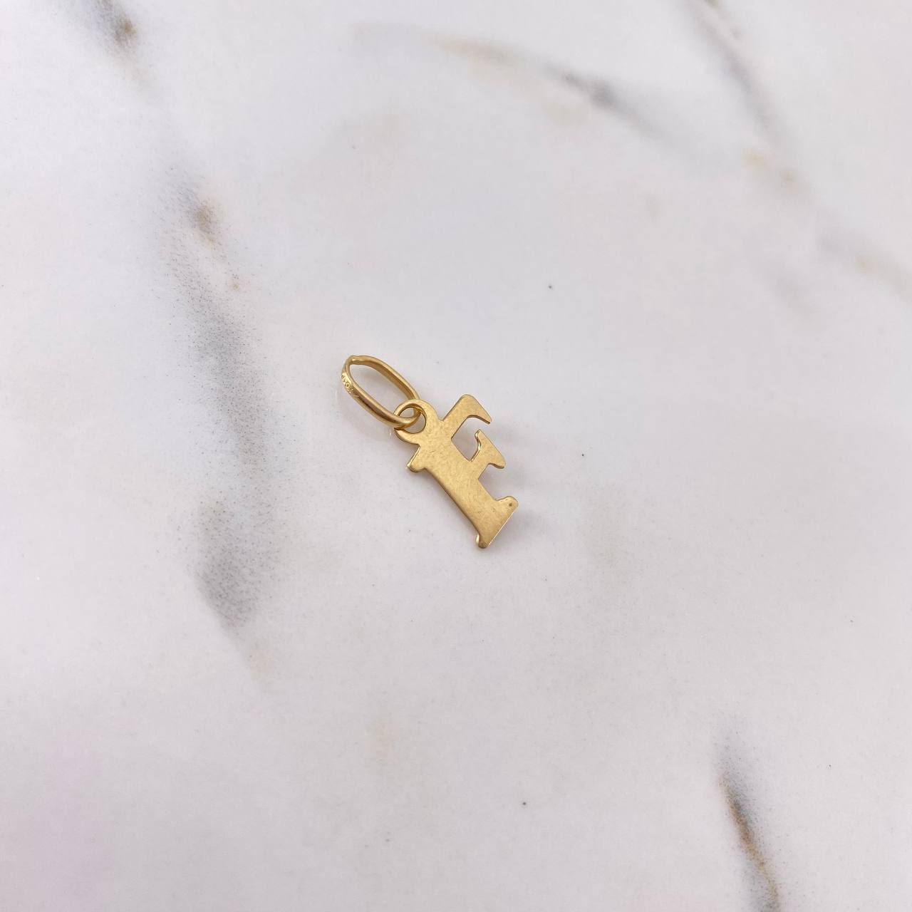 Dije Letra F 0.75gr / 1.9cm / Liso Oro Amarillo 18K #