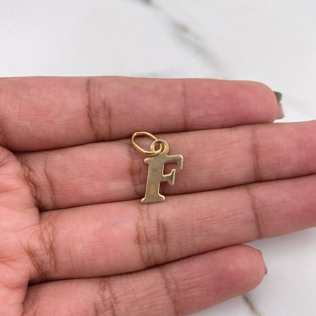 Dije Letra F 0.75gr / 1.9cm / Liso Oro Amarillo 18K #