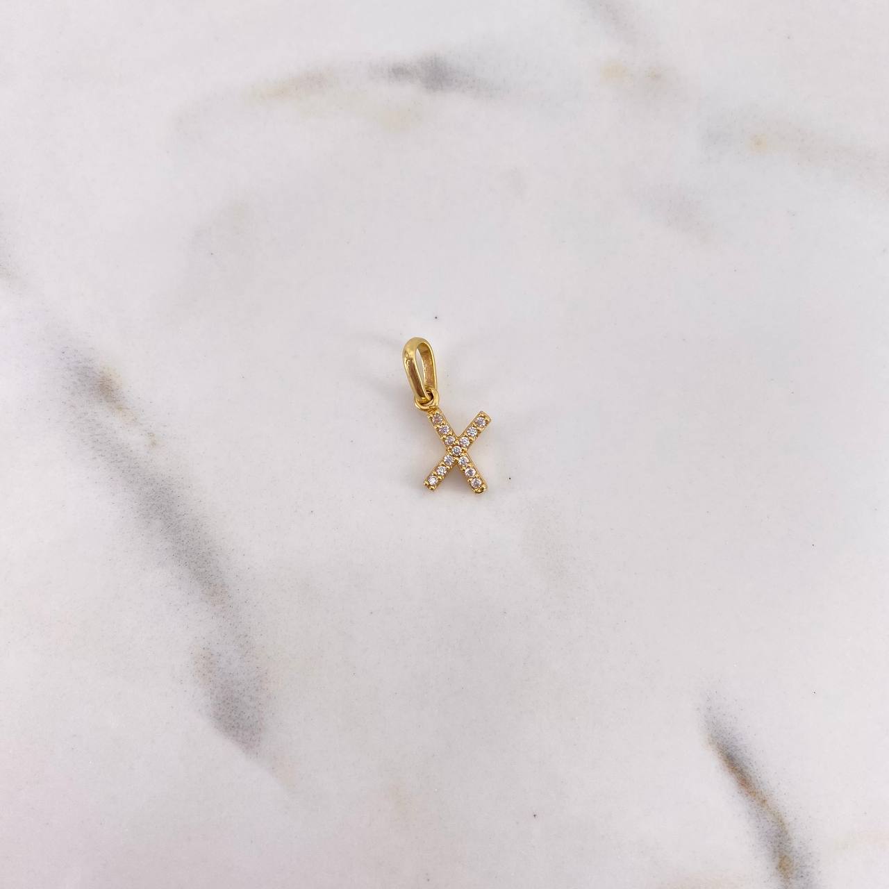 Dije Letra X 0.55gr / 1.6cm / Circones Blancos Oro Amarillo 18K $