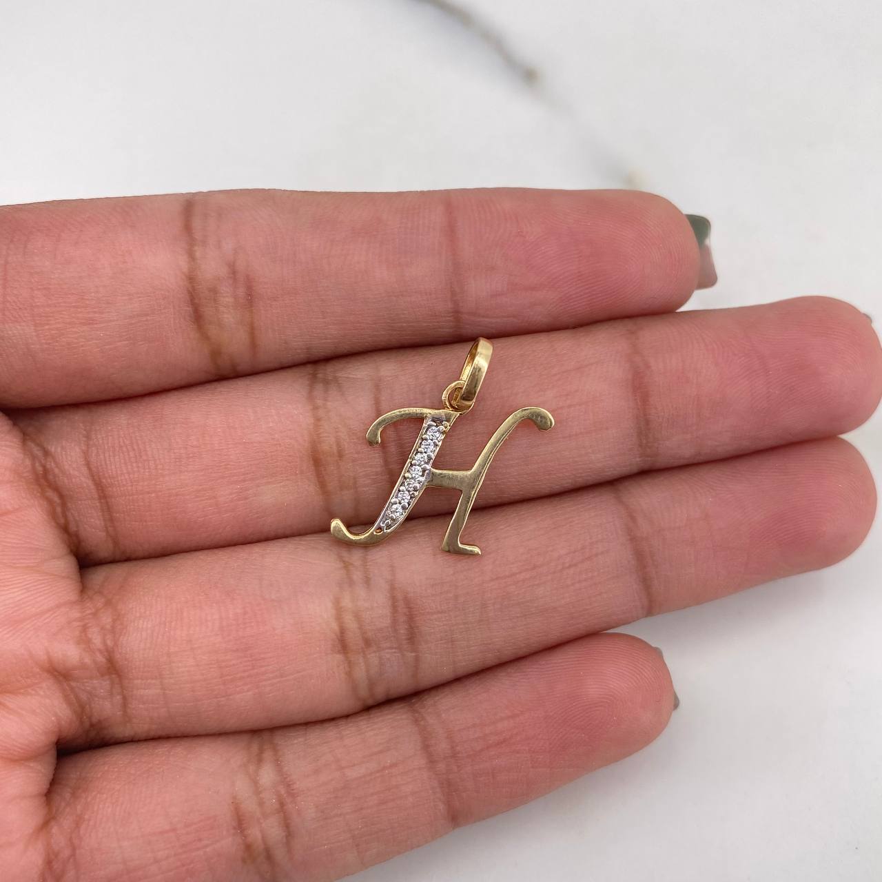 Dije Letra H 0.85gr / 2cm / Circones Blancos Oro Amarillo 18K $