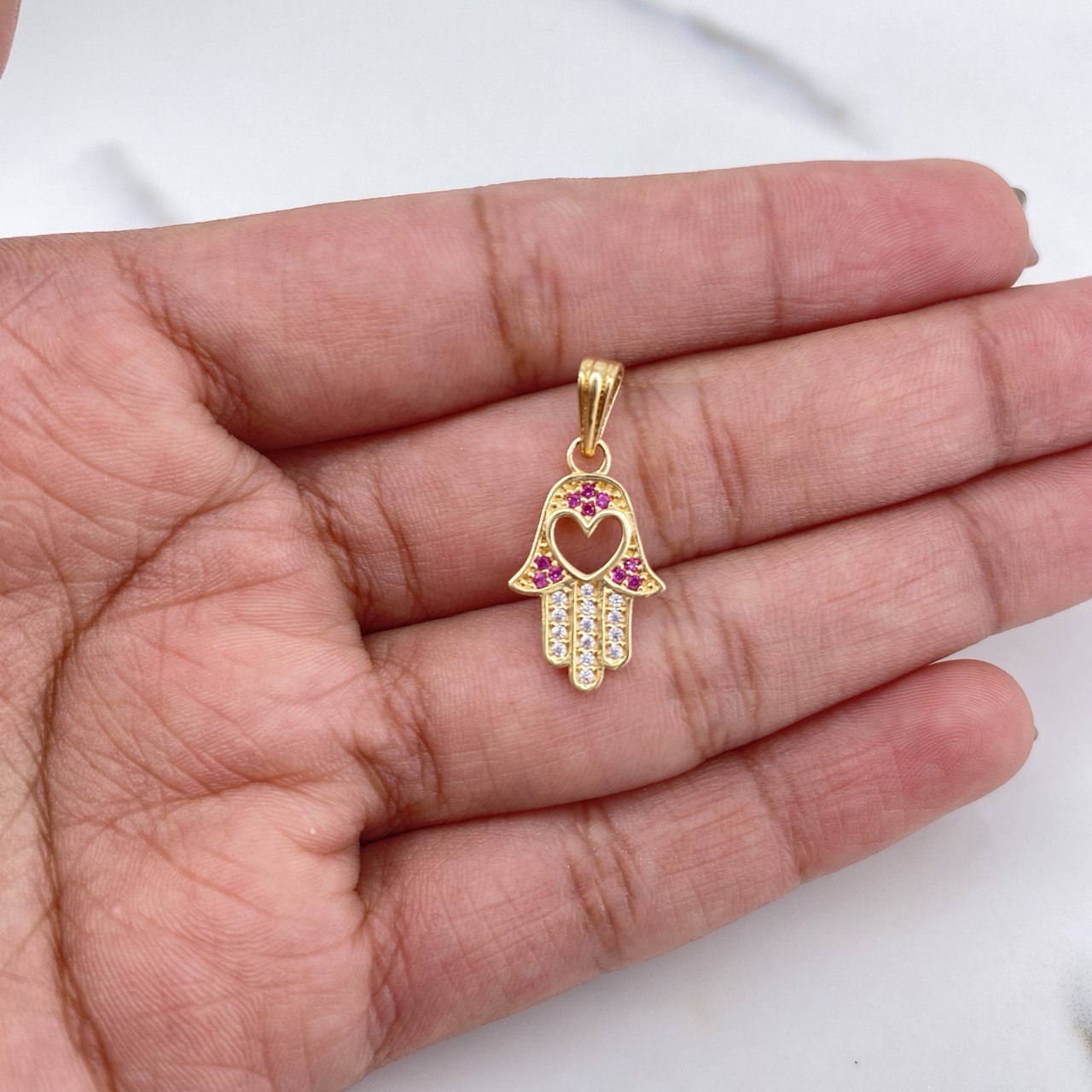 Dije Mano Hamsa 1.5gr / 2.4cm / Corazon Circones Fucsias Blancos Oro Amarillo 18K &
