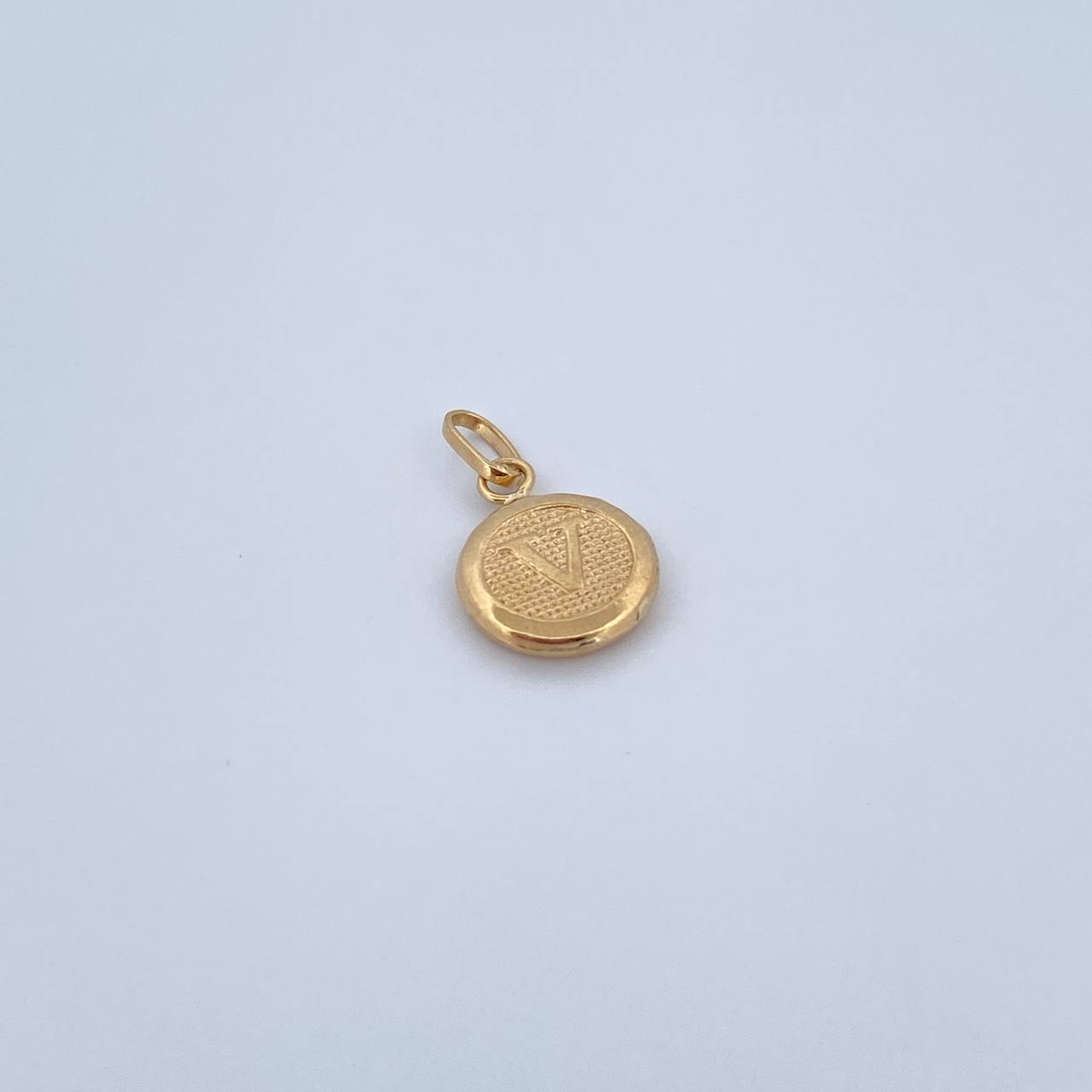 Dije Letra V 0.4gr / 1.5cm / Medalla Oro Amarillo 18K &