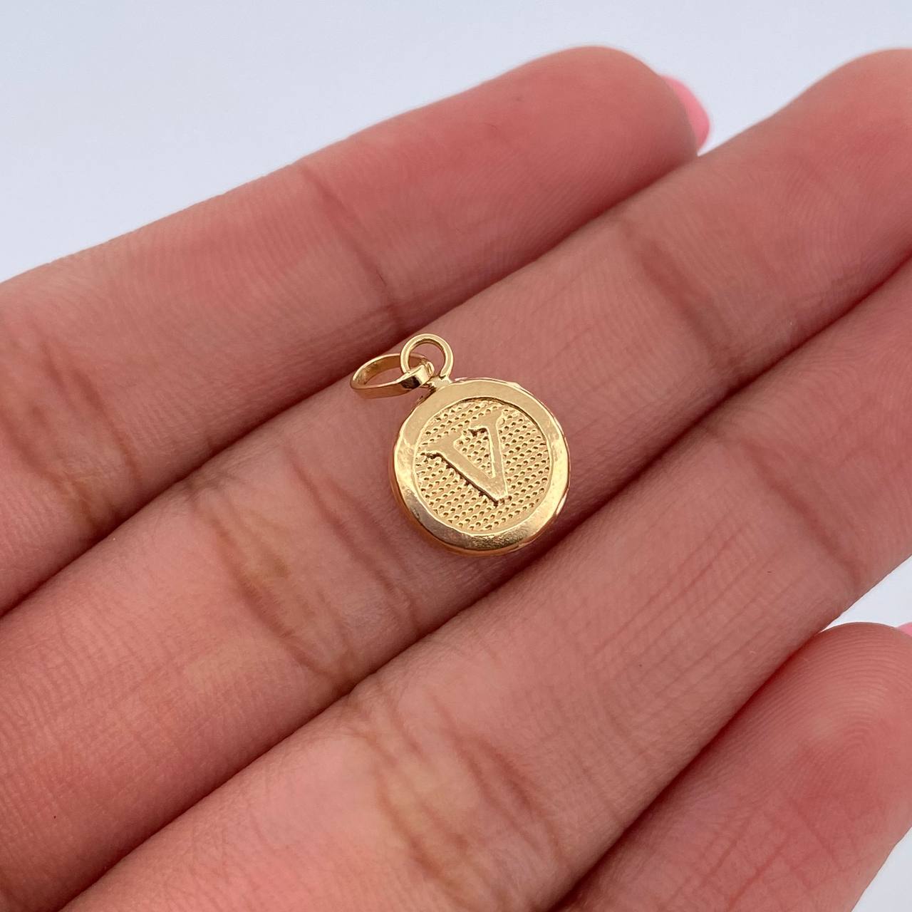 Dije Letra V 0.4gr / 1.5cm / Medalla Oro Amarillo 18K &