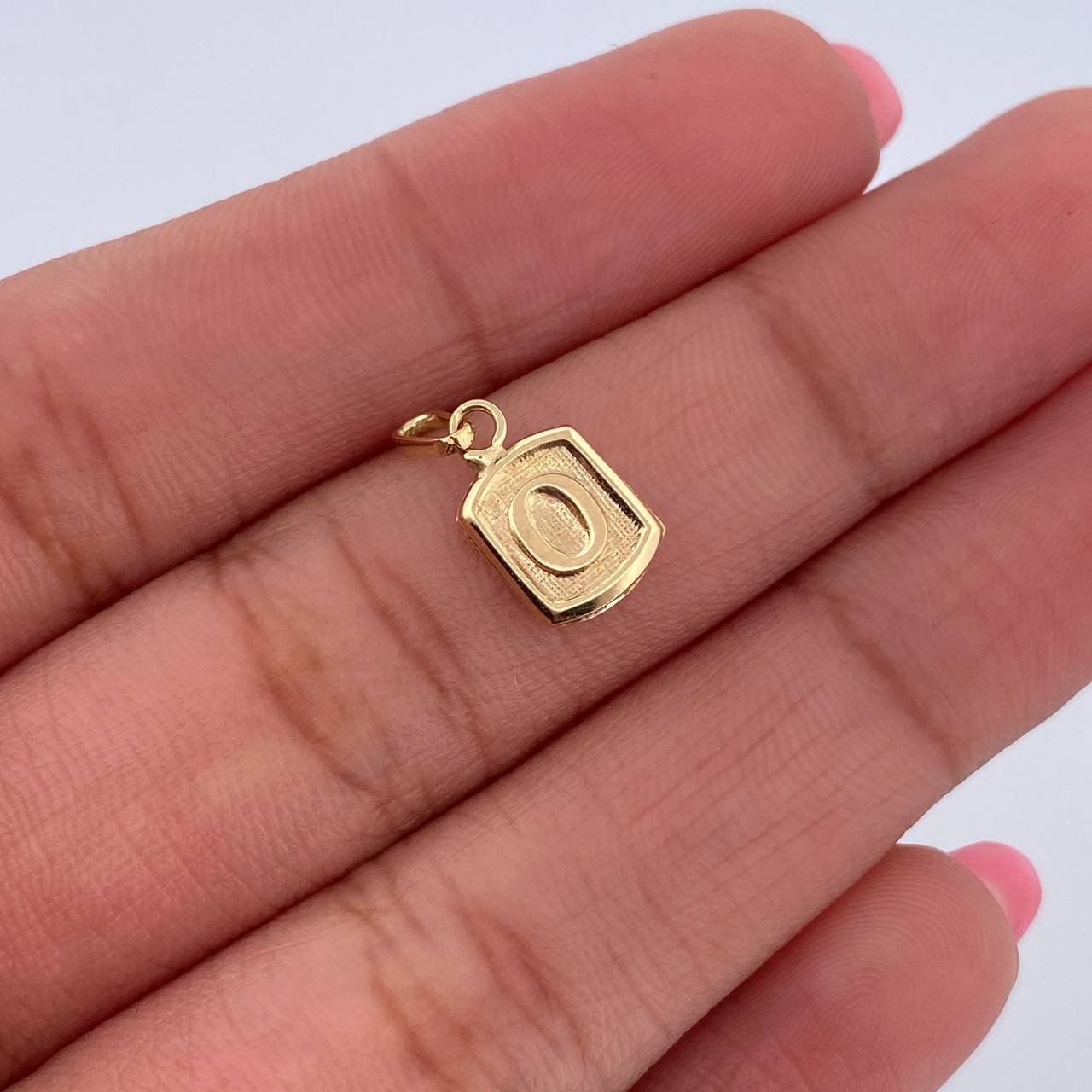 Dije Letra O 0.3gr / 1.5cm / Liso Oro Amarillo 18K &