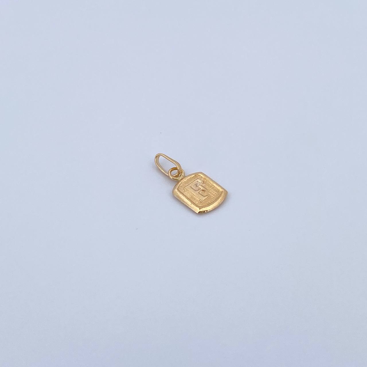 Dije Letra F 0.35gr / 1.5cm / Liso Oro Amarillo 18K &