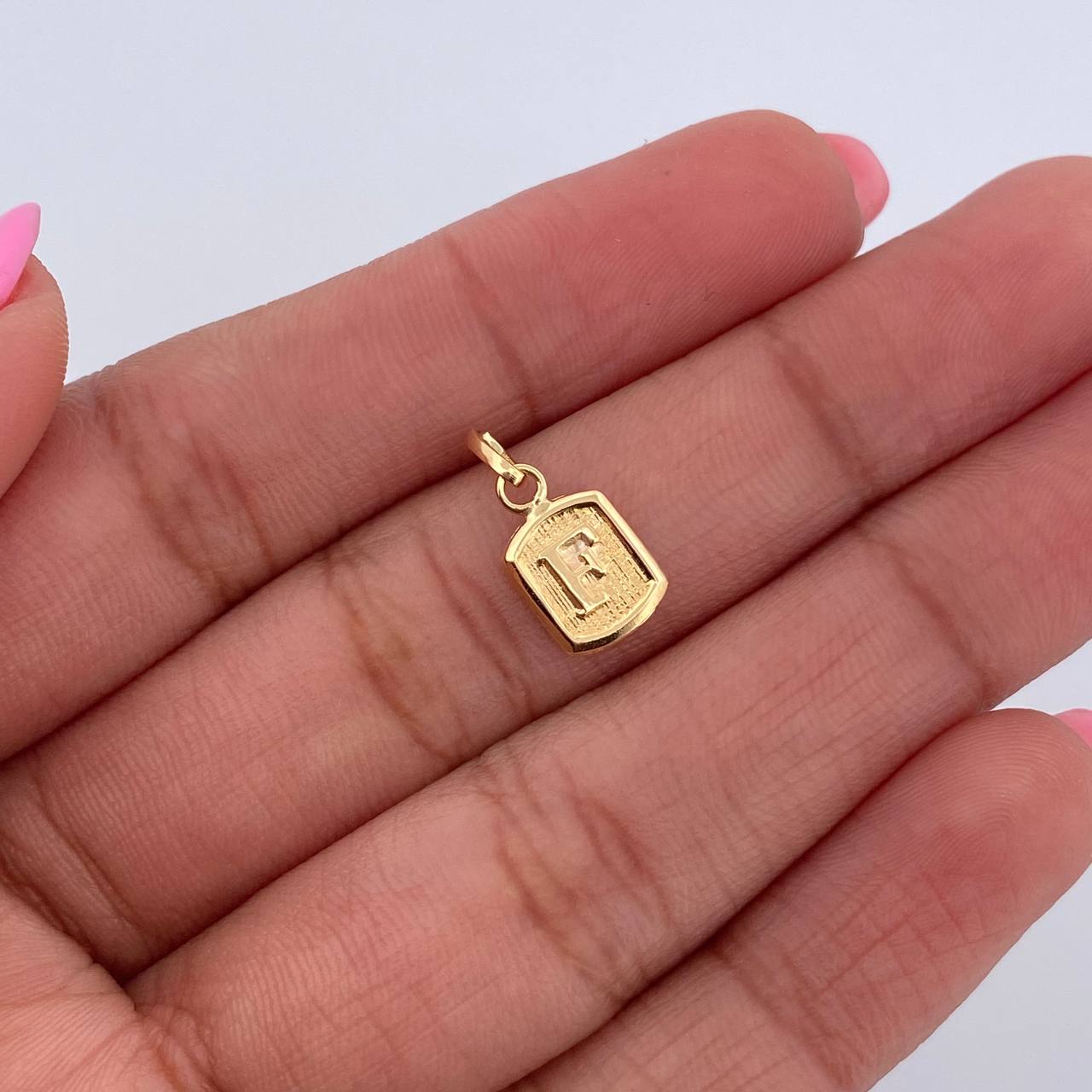 Dije Letra F 0.35gr / 1.5cm / Liso Oro Amarillo 18K &