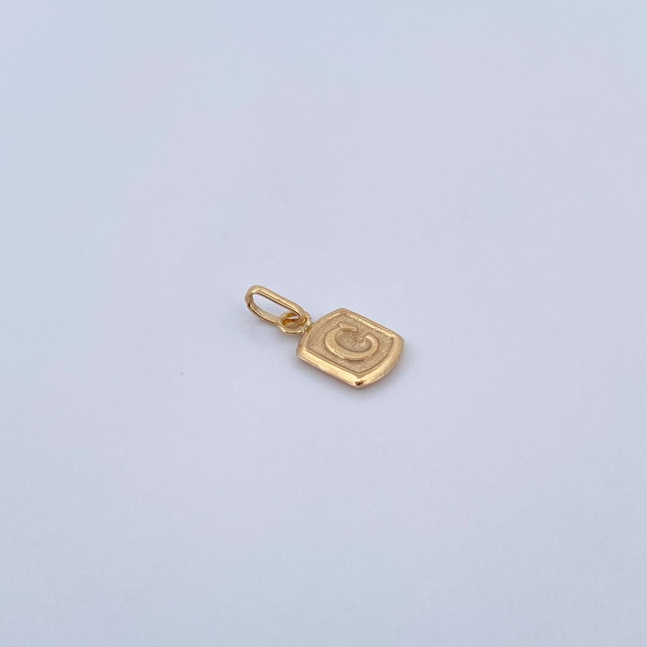 Dije Letra C 0.4gr / 1.5cm / Liso Oro Amarillo 18K &