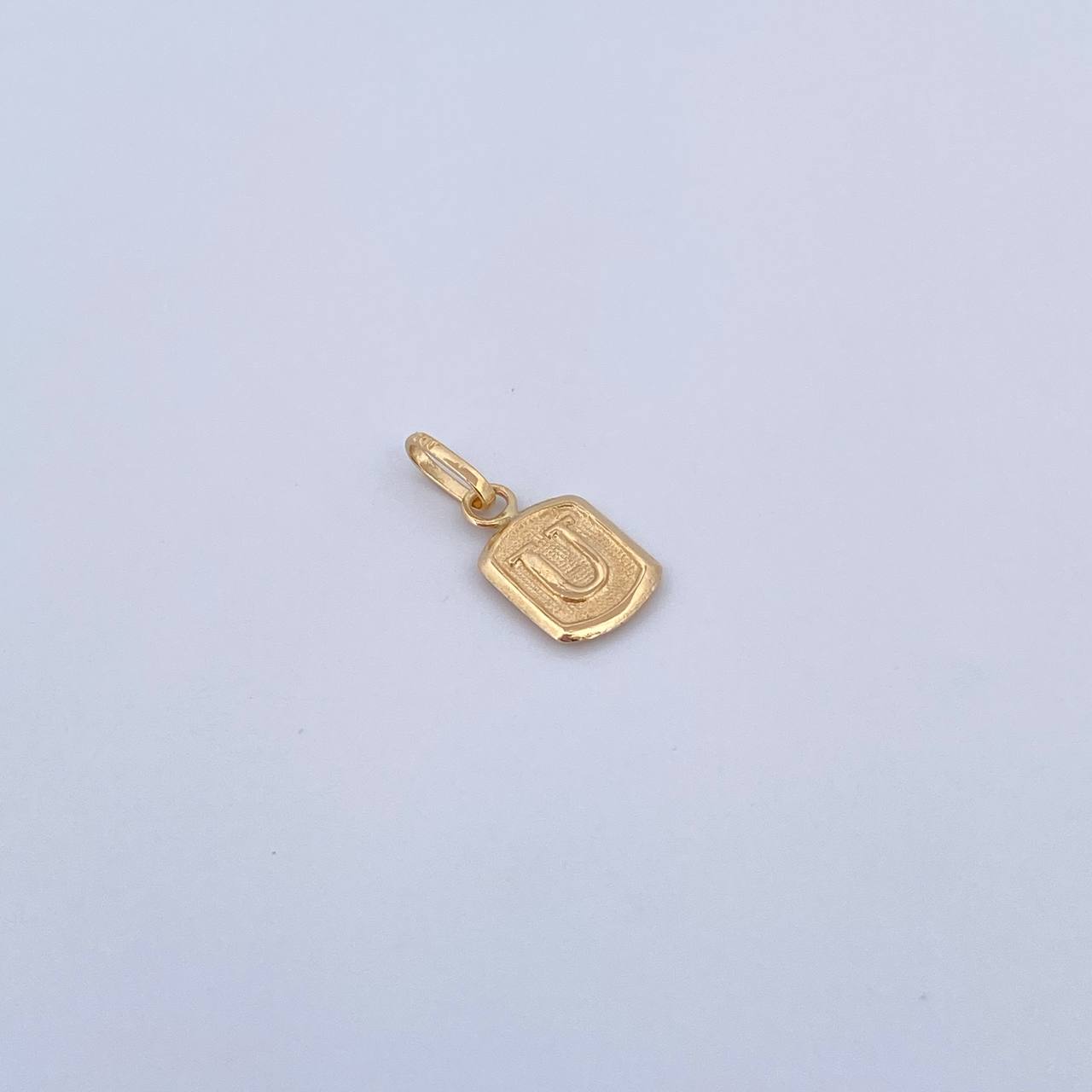 Dije Letra U 0.35gr / 1.5cm / Liso Oro Amarillo 18K &