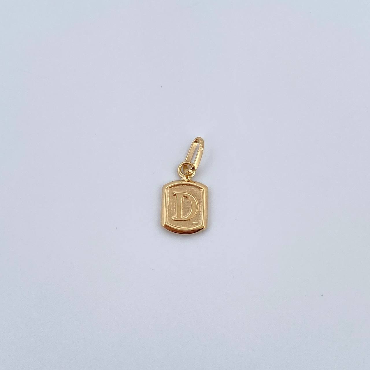 Dije Letra D 0.35gr / 1.5cm / Liso Oro Amarillo 18K &