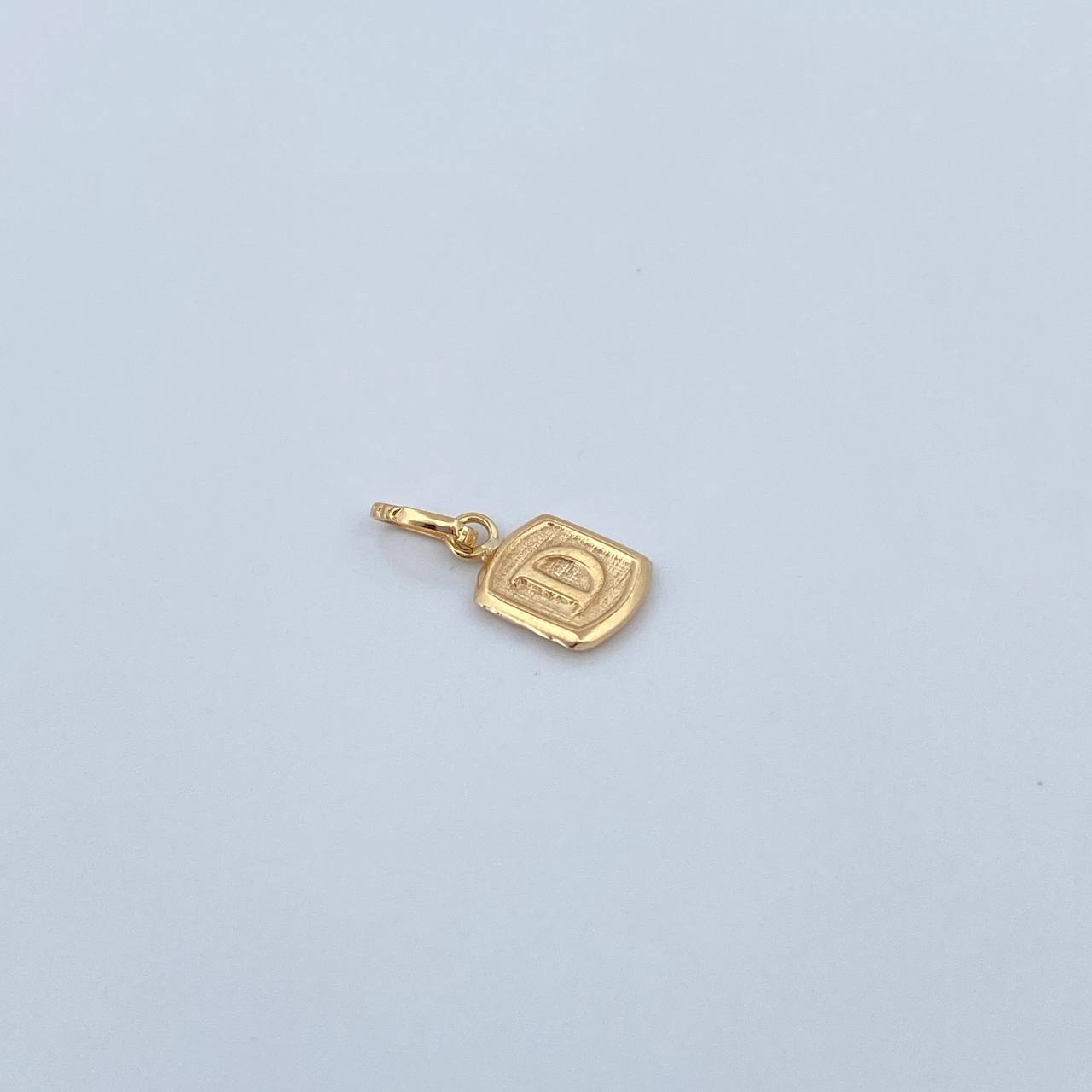Dije Letra D 0.35gr / 1.5cm / Liso Oro Amarillo 18K &