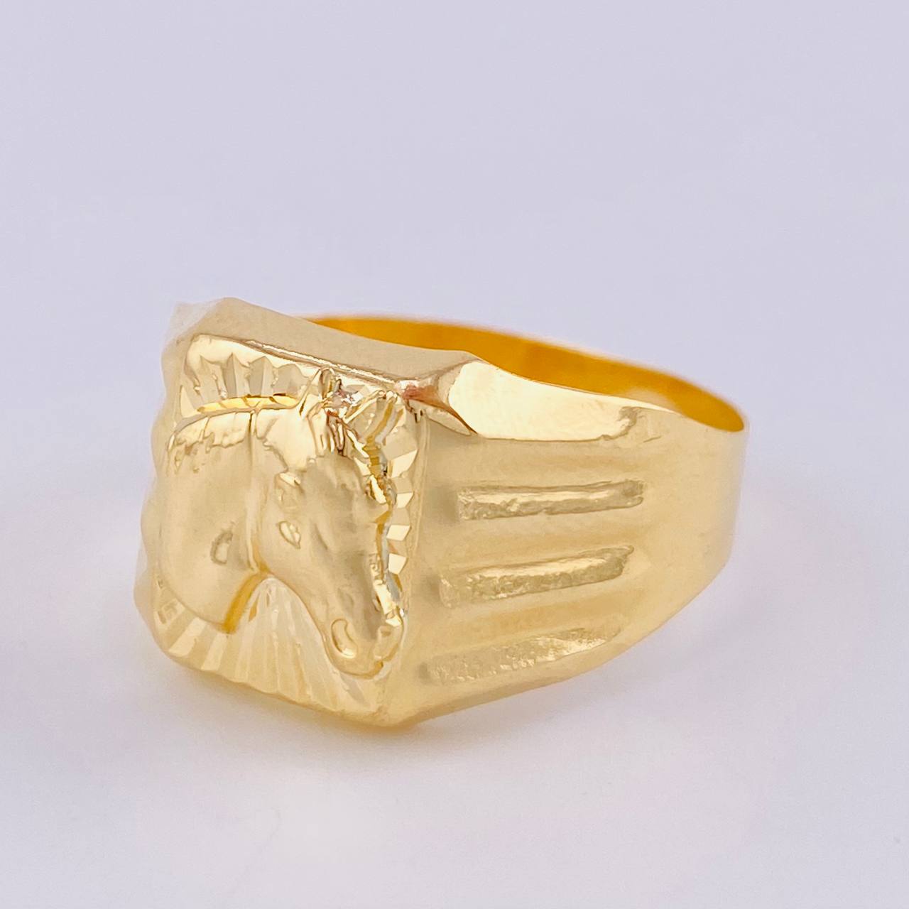 Anillo Sello Caballo Radiante 3.45 g / T11 3/4 Oro Amarillo 18K