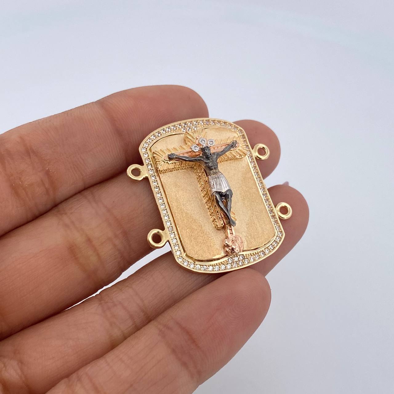 Herraje Placa Cruz Cristo 11.65gr / 3.2cm / Circones Blancos Tres Oros 18K &