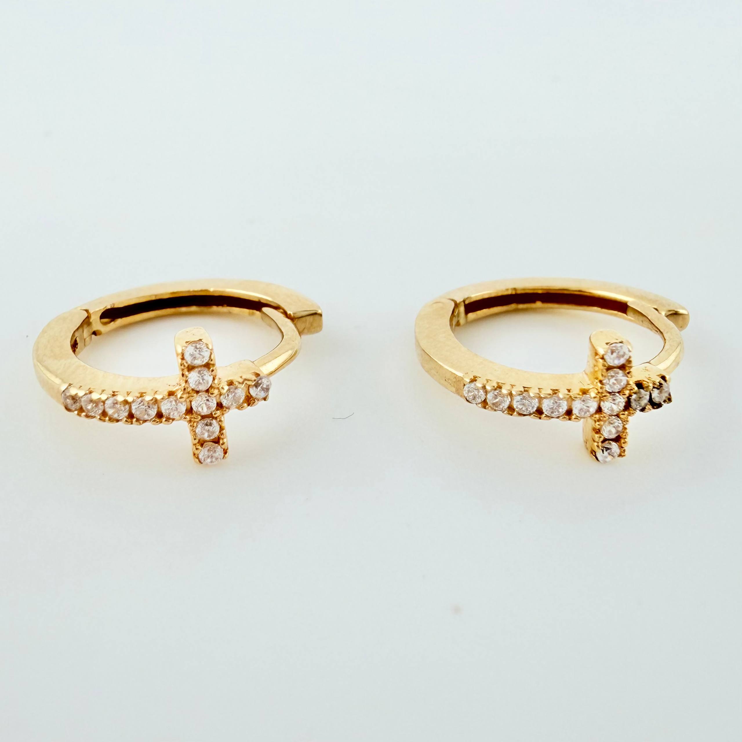 Candongas Cruz 1.95gr / 1.3cm / Oro Amarillo 18K