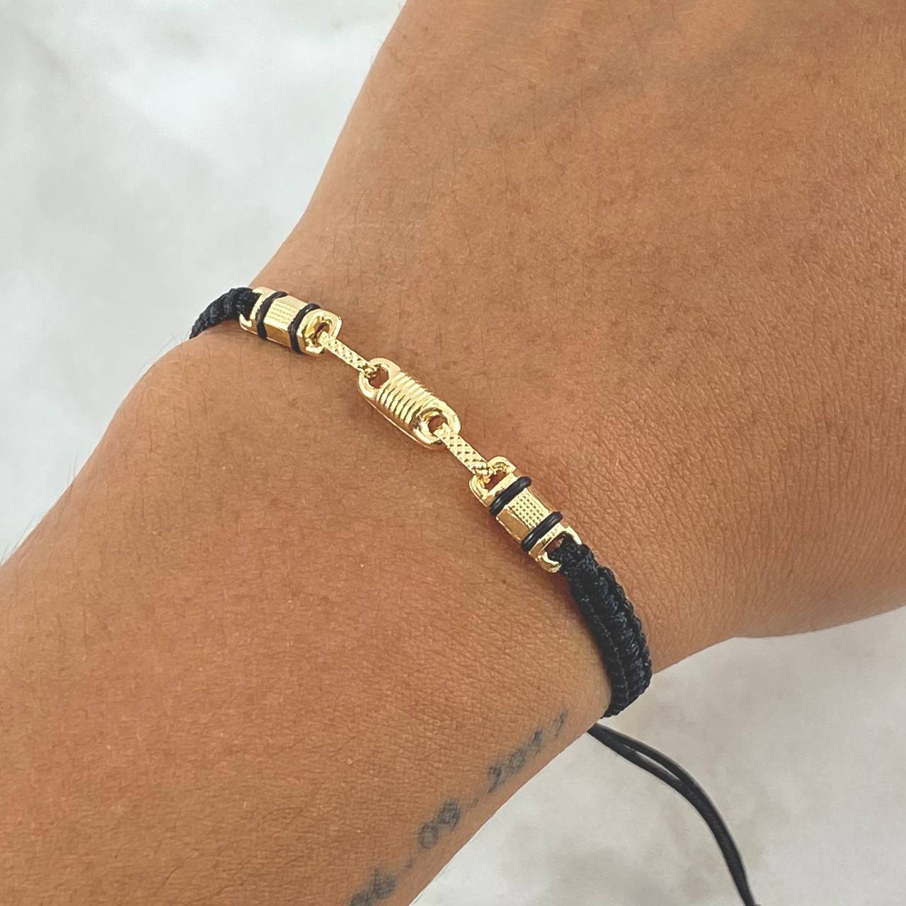 Pulsera Negra Retazo Rustico 1.3gr / Cauchos Negros Oro Amarillo 18K ©