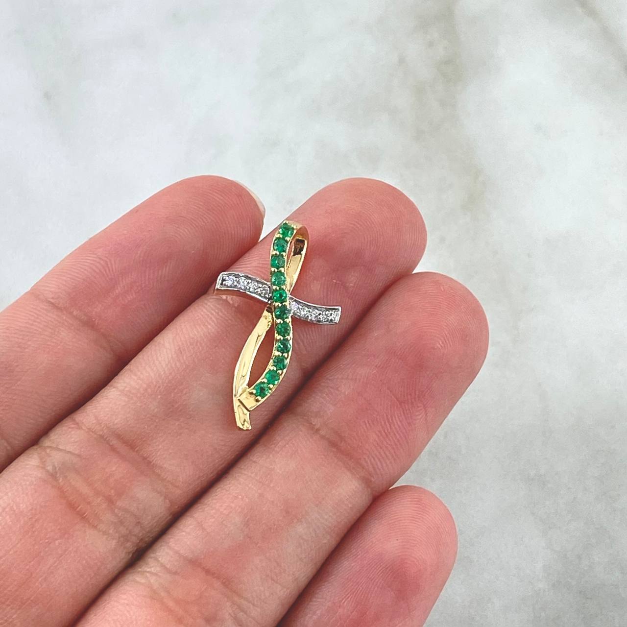 Dije Cruz Curvilinea 1.6gr / 2.3cm / Esmeralda 18 Pts - Diamantes Blancos 7 Pts Dos Oros Amarillo Blanco 18K (Joya) *