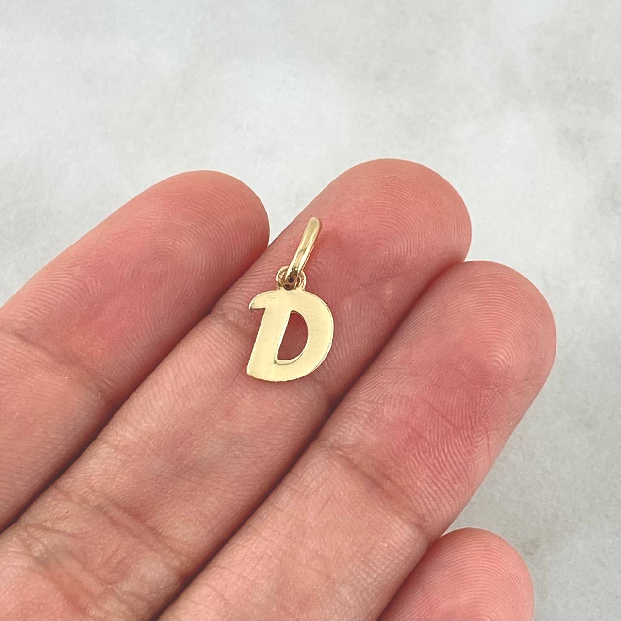 Dije Letra D Cursiva 0.45gr / 1.7cm / Lisa Oro Amarillo 18K