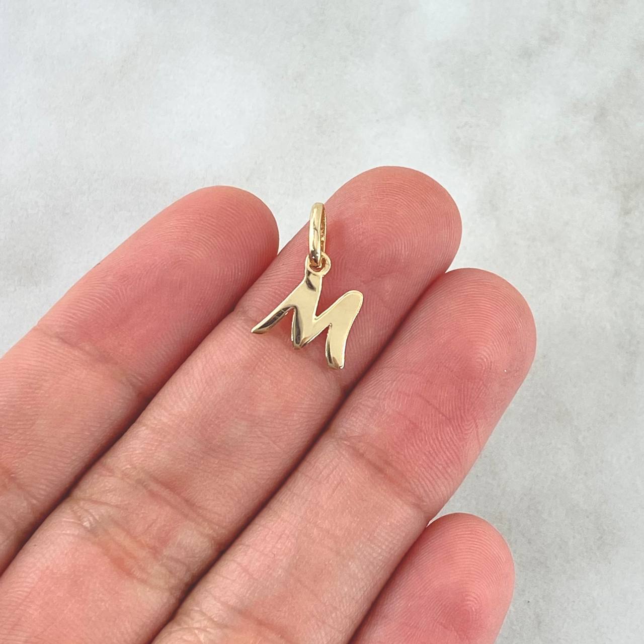 Dije Letra M Cursiva 0.5gr / 1.6cm-Lisa Oro Amarillo 18K *