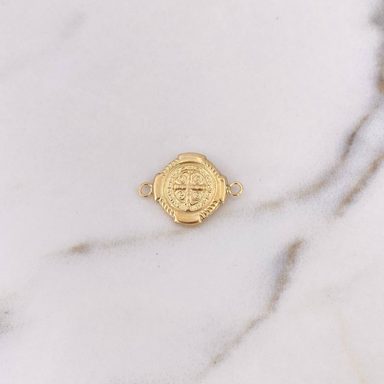 Herraje San Benito 1.25gr / 2.3cm / Troquelado Oro Amarillo 18K &