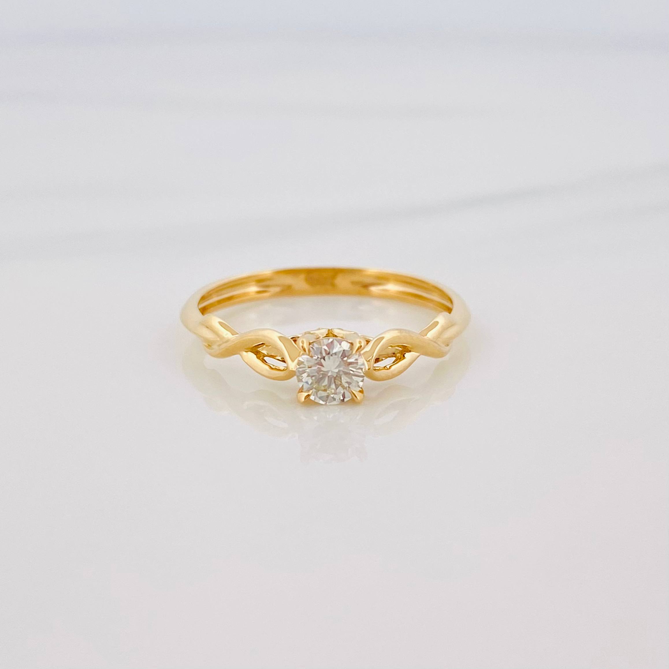 Anillo Solitario Entrelazado Diamante 27 Pts 1.95 g / T6 3/4 Oro Amarillo 18K