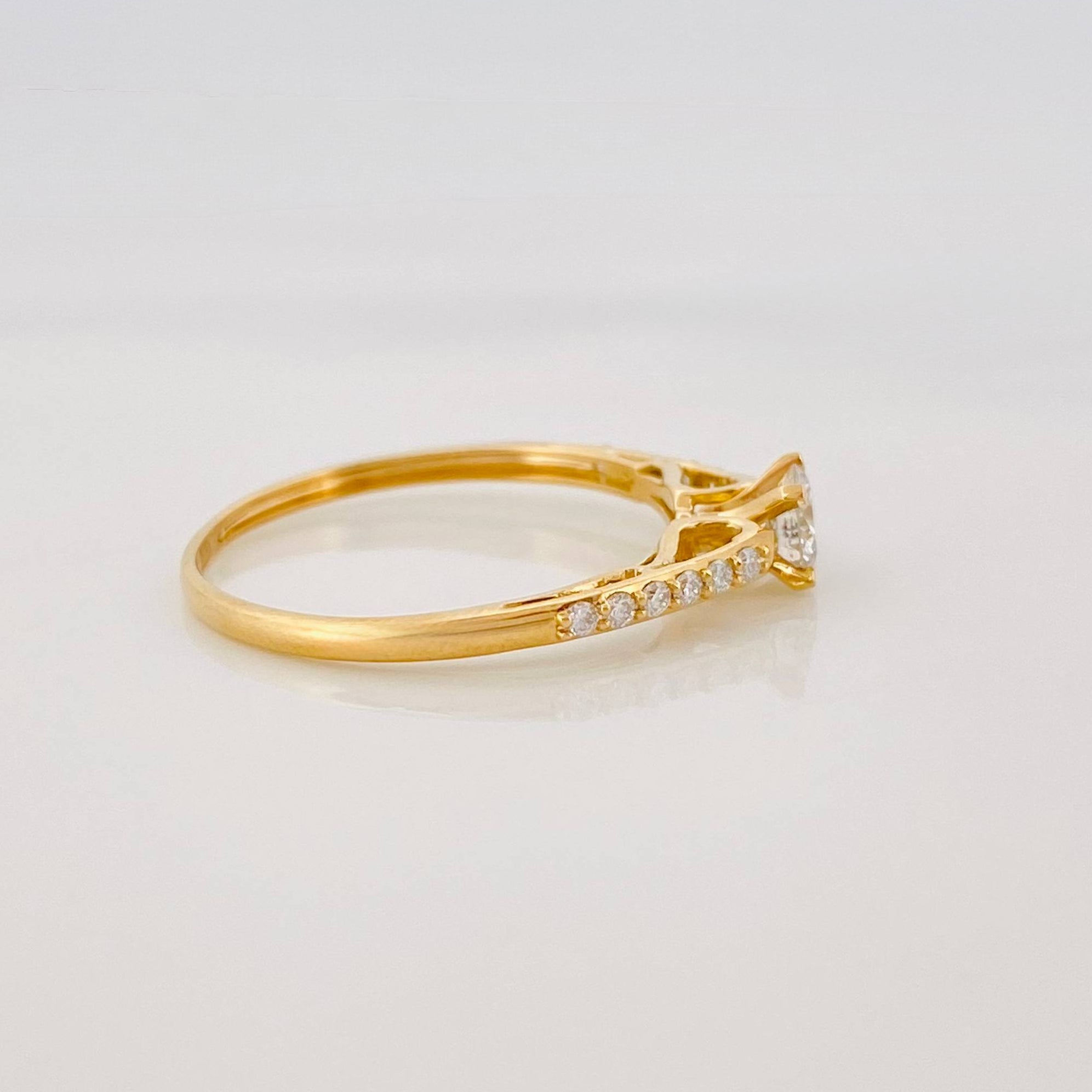 Anillo Solitario Diamantes 34 Pts 1.3 g / T7 Oro Amarillo 18K