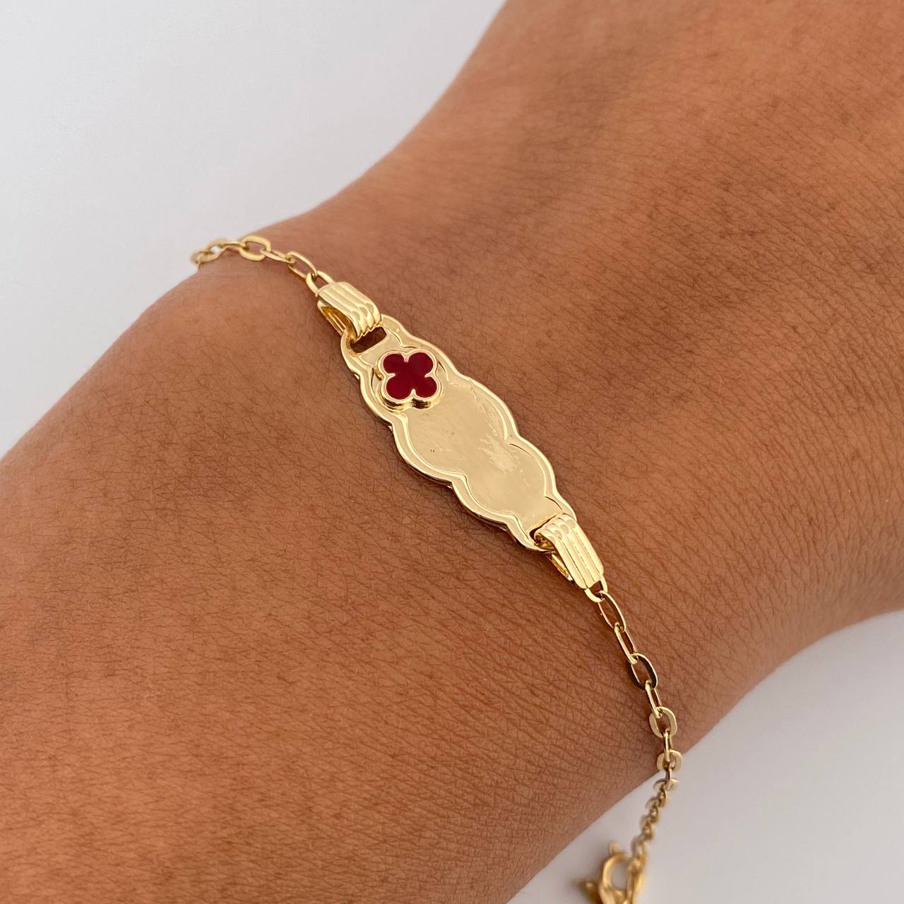 Pulso Bebé Cajon Trebol Rojo 1.45gr / 13cm-14.4cm / 1.4mm Placa Nube Bordeada Oro Amarillo 18K $