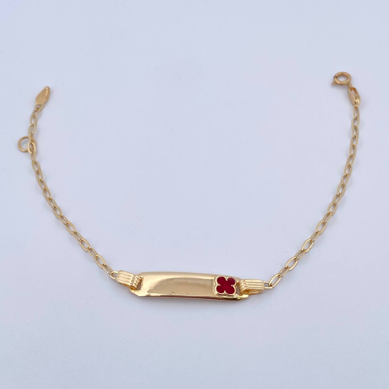 Pulso Bebé Cajon Trebol Rojo 1.45gr / 13.5cm-14.5cm / 1.6mm Placa Rectangular Curva Oro Amarillo 18K $